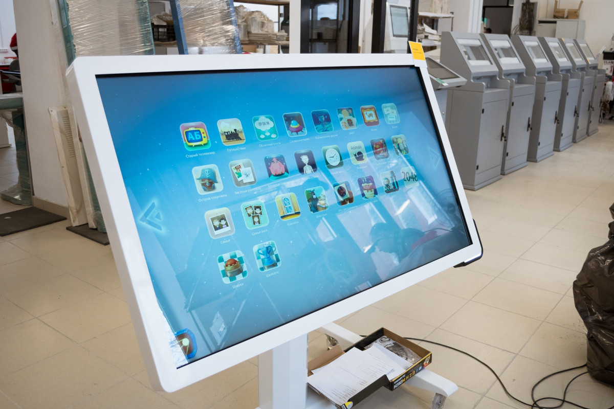 Интерактивная панель-стол UTS Fly 55" (2 в 1)