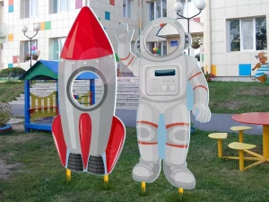 Композиция уличных фигур "Ракета и космонавт"
