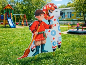 Уличная фигура "Мальчик с дымковской игрушкой"