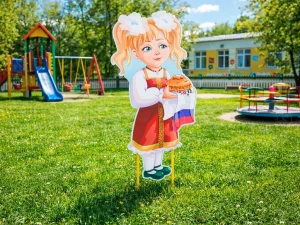 Уличная фигура "Оленька с караваем"