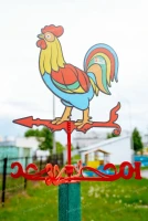 Флюгер «Красочный петушок малый» под пластиковой бронёй с опорами из нержавеющей стали