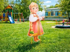 Уличная фигура "Русская краса с белым голубем"